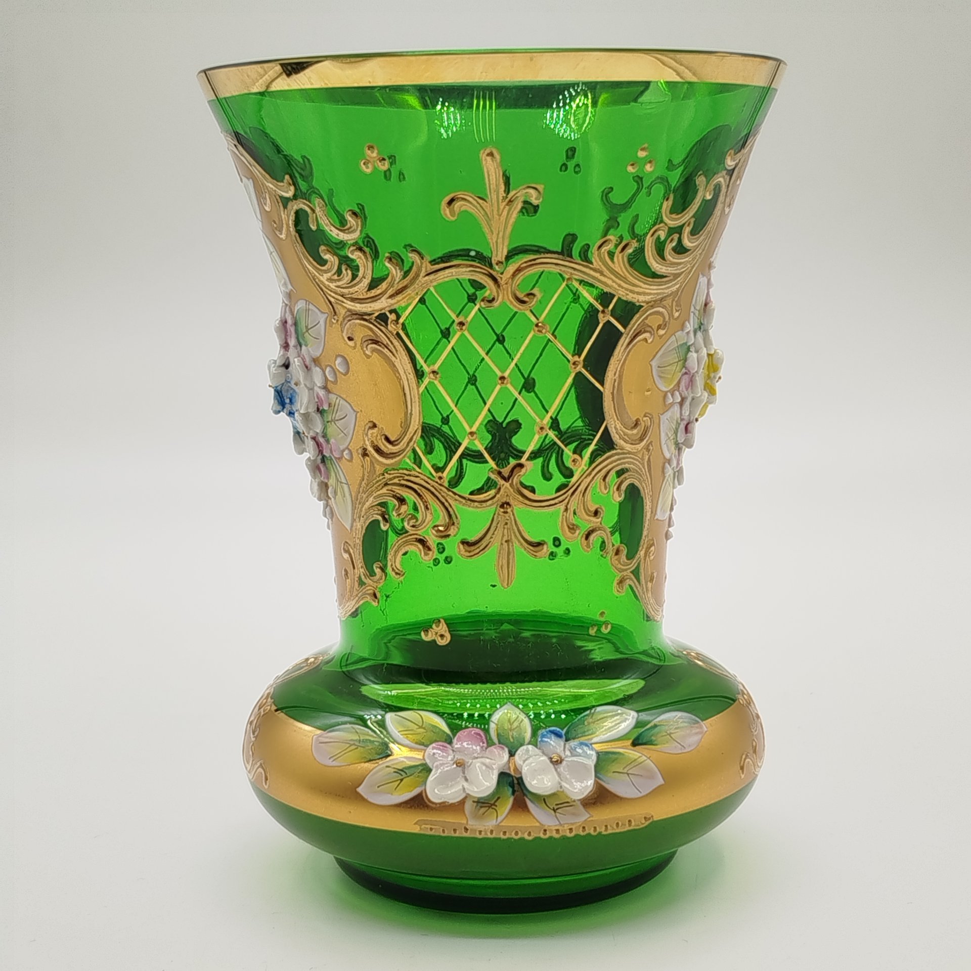 Ваза зелёного оттенка, украшенная лепным цветочным декором