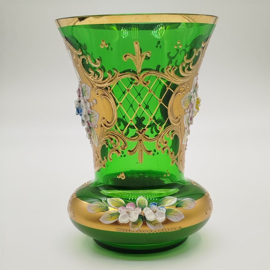 Ваза зелёного оттенка, украшенная лепным цветочным декором
