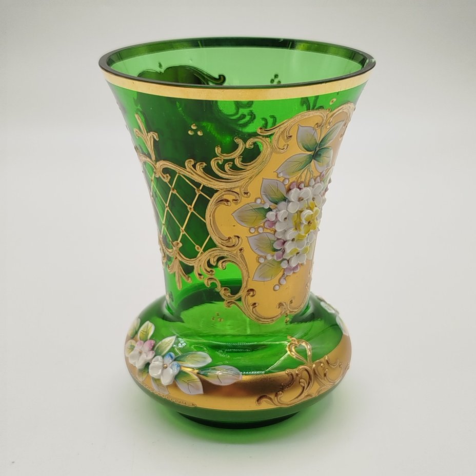 Ваза зелёного оттенка, украшенная лепным цветочным декором