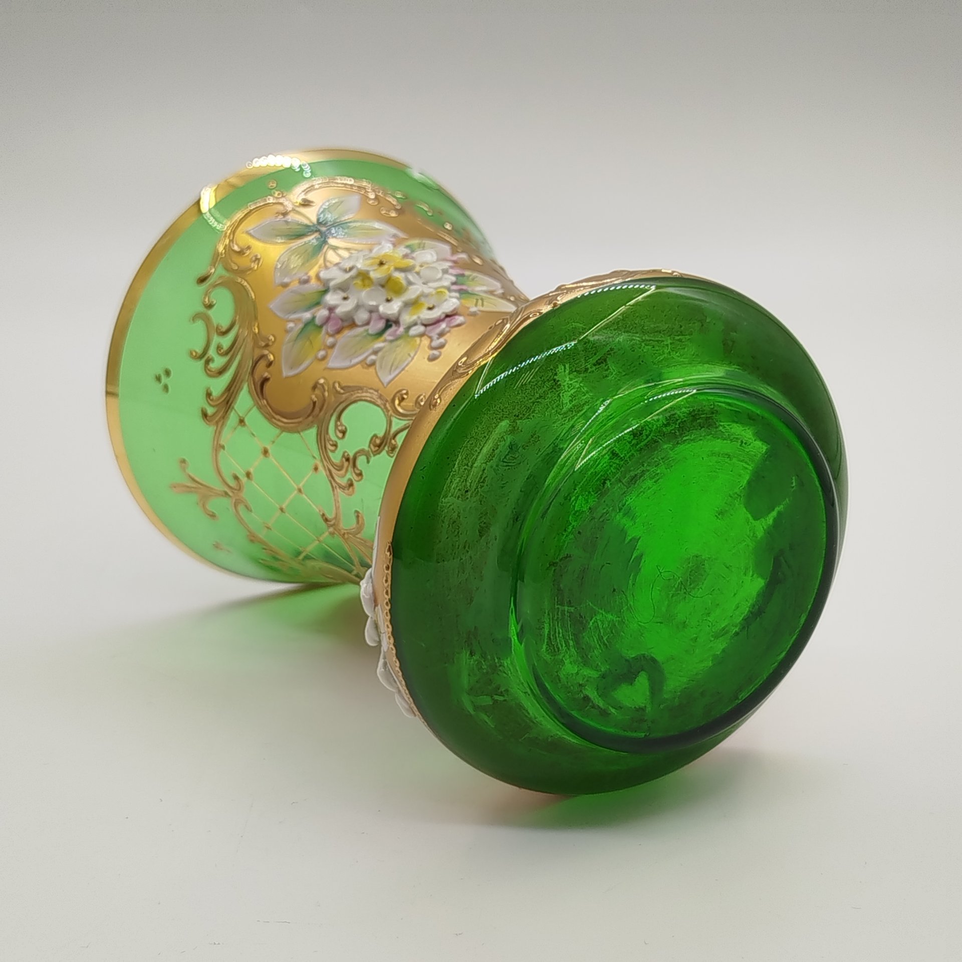 Ваза зелёного оттенка, украшенная лепным цветочным декором