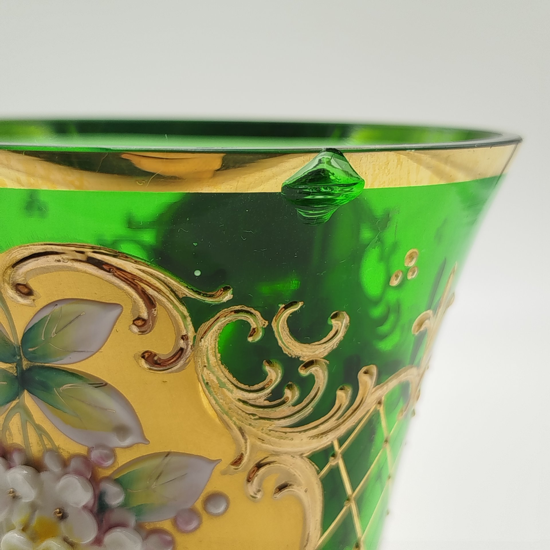 Ваза зелёного оттенка, украшенная лепным цветочным декором