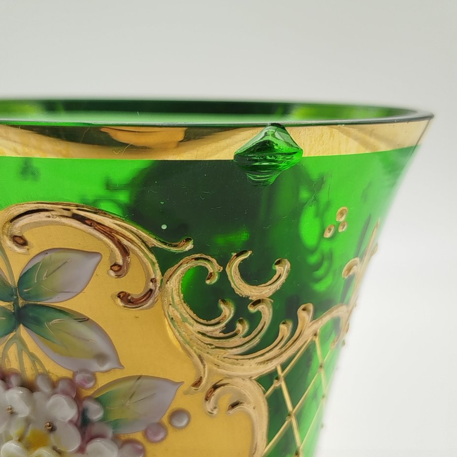 Ваза зелёного оттенка, украшенная лепным цветочным декором