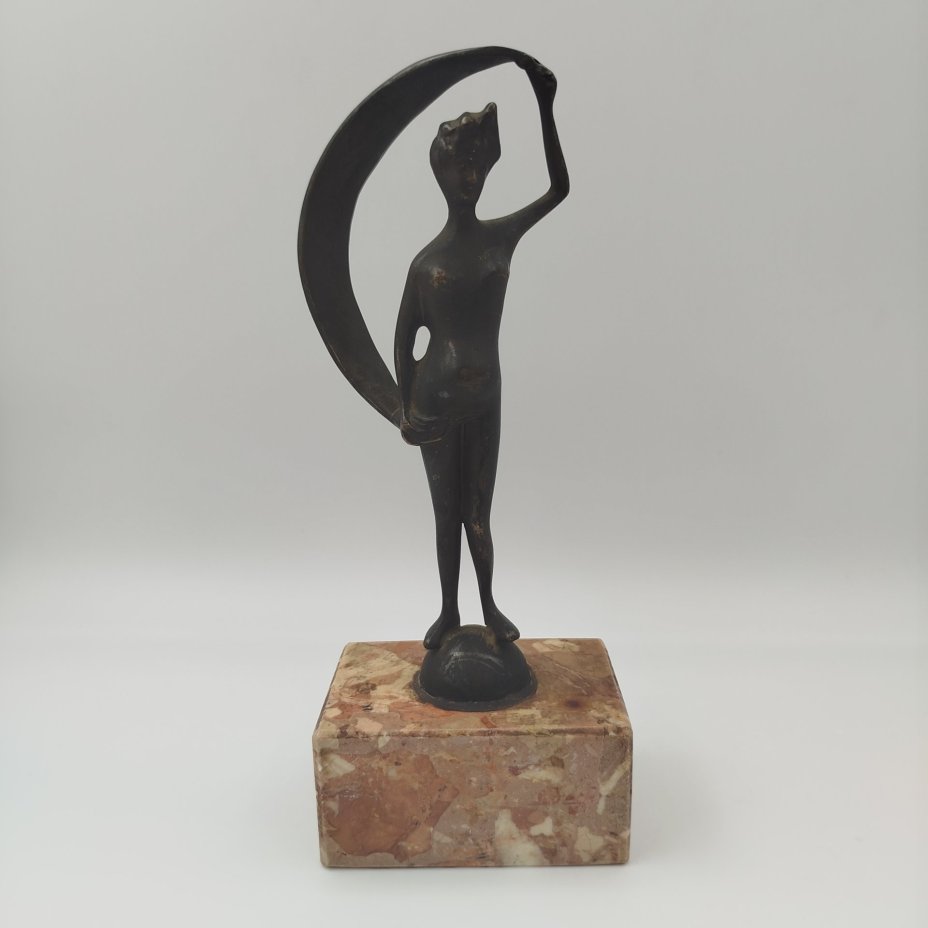 Статуэтка на каменном постаменте "Обнаженная на шаре", металл, искусственный камень, Европа, 1990-2010 гг.