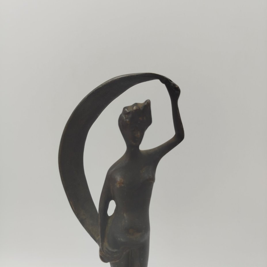 Статуэтка на каменном постаменте "Обнаженная на шаре"