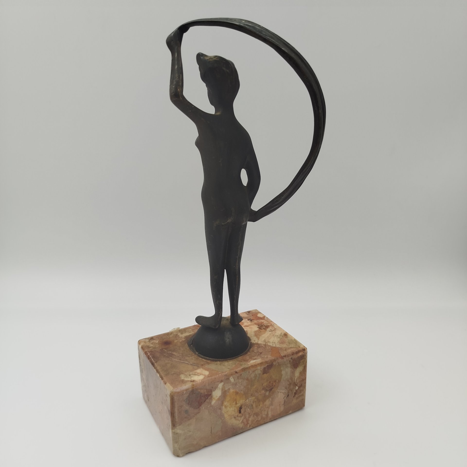 Статуэтка на каменном постаменте "Обнаженная на шаре", металл, искусственный камень, Европа, 1990-2010 гг.