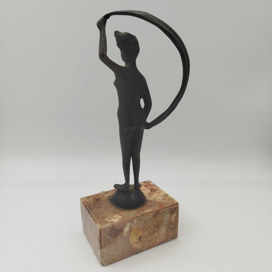 Статуэтка на каменном постаменте "Обнаженная на шаре"