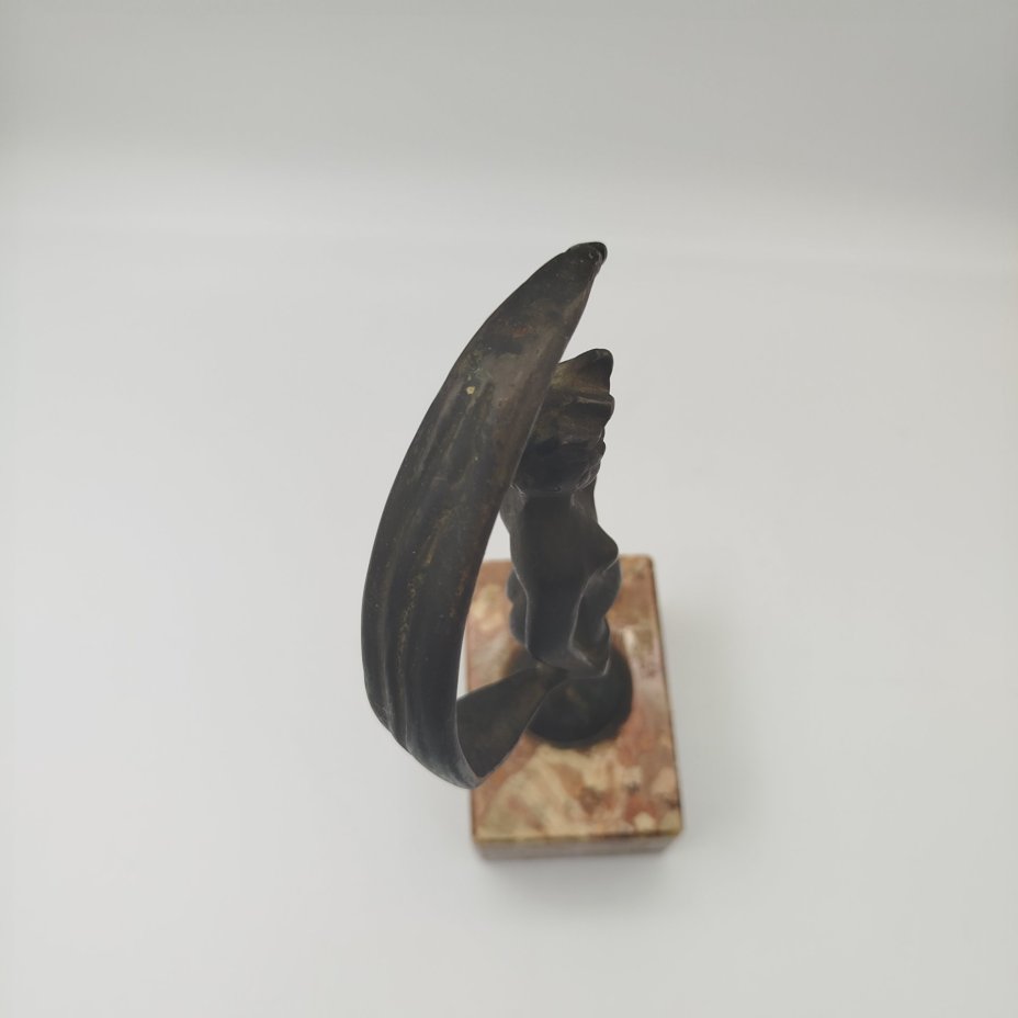 Статуэтка на каменном постаменте "Обнаженная на шаре"