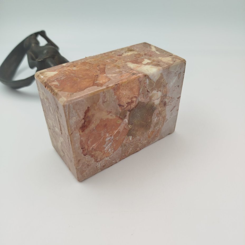 Статуэтка на каменном постаменте "Обнаженная на шаре"