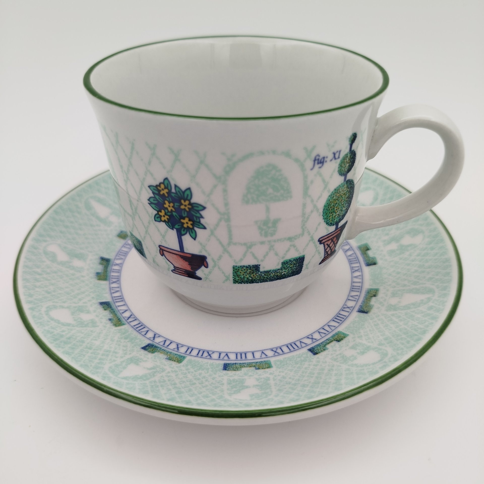 Чайная пара, декорированная изображениями садовых растений, Staffordshire Tableware Ltd, фаянс, деколь, Великобритания, 1990-2010 гг.