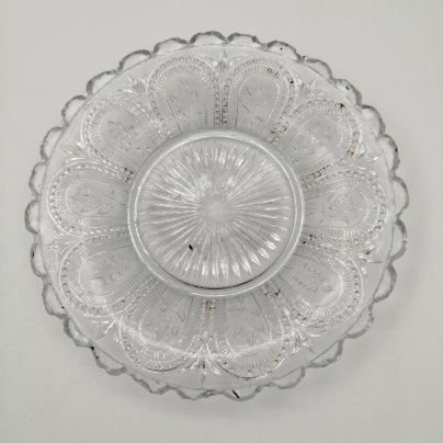 Блюдце с цветочным декором и фестончатым бортом, патентное клеймо (неразборчиво), стекло, пресс, Великобритания, 1842-1883 гг.
