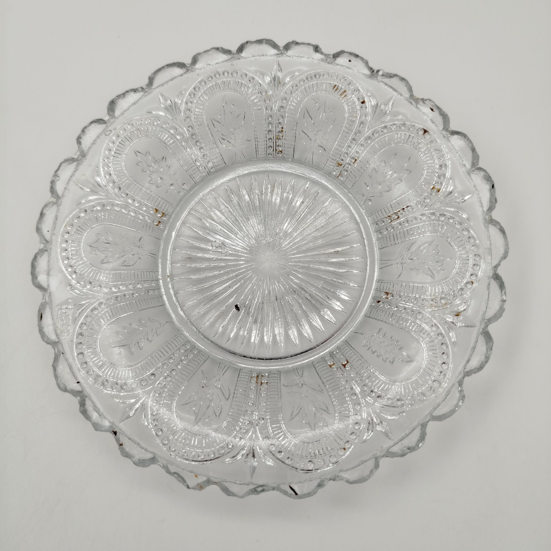 Блюдце с цветочным декором и фестончатым бортом, патентное клеймо (неразборчиво), стекло, пресс, Великобритания, 1842-1883 гг.