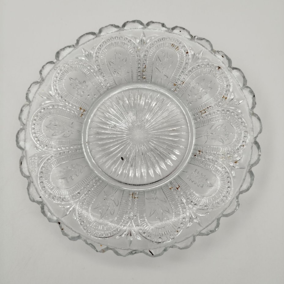 Блюдце с цветочным декором и фестончатым бортом, патентное клеймо (неразборчиво), стекло, пресс, Великобритания, 1842-1883 гг.