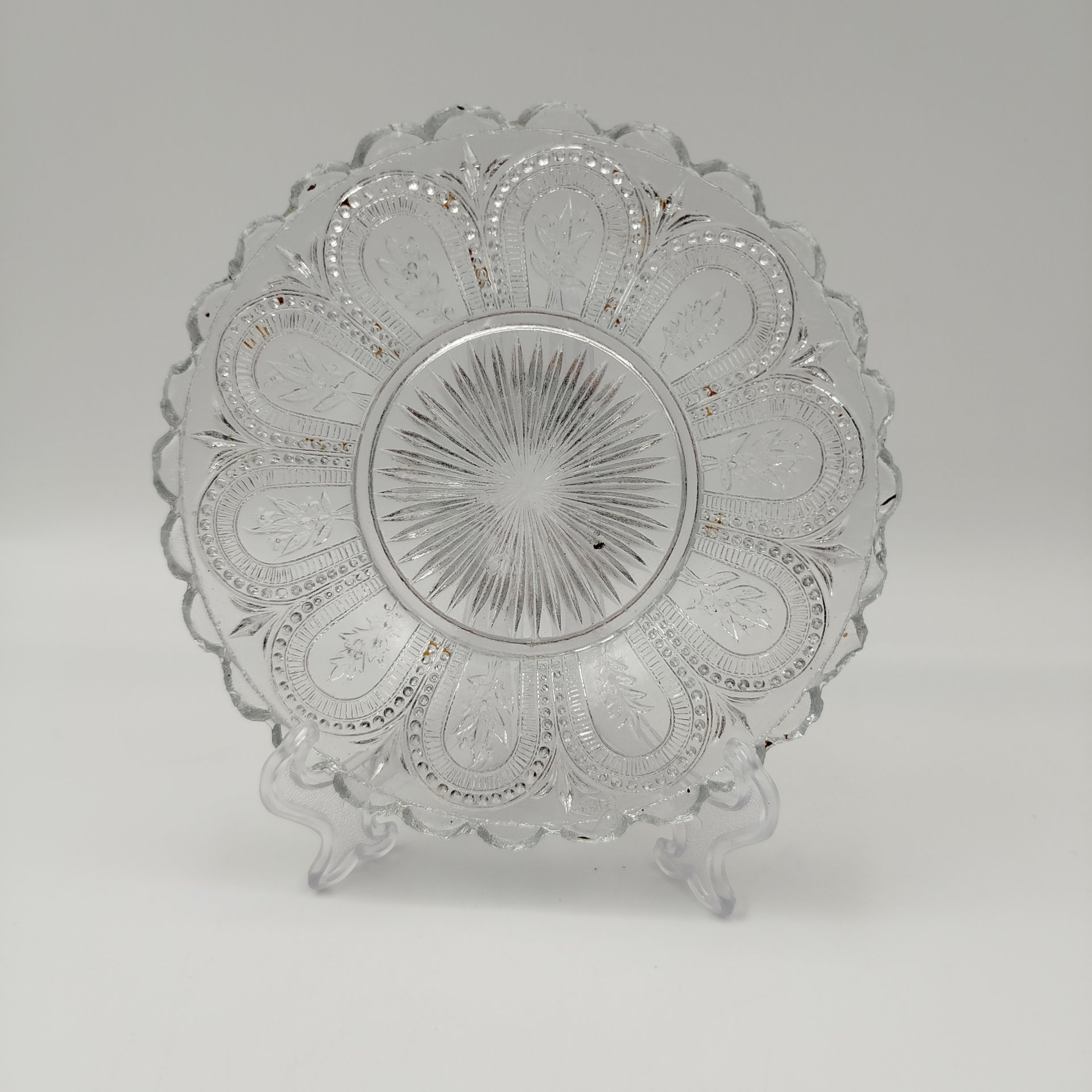 Блюдце с цветочным декором и фестончатым бортом, патентное клеймо (неразборчиво), стекло, пресс, Великобритания, 1842-1883 гг.