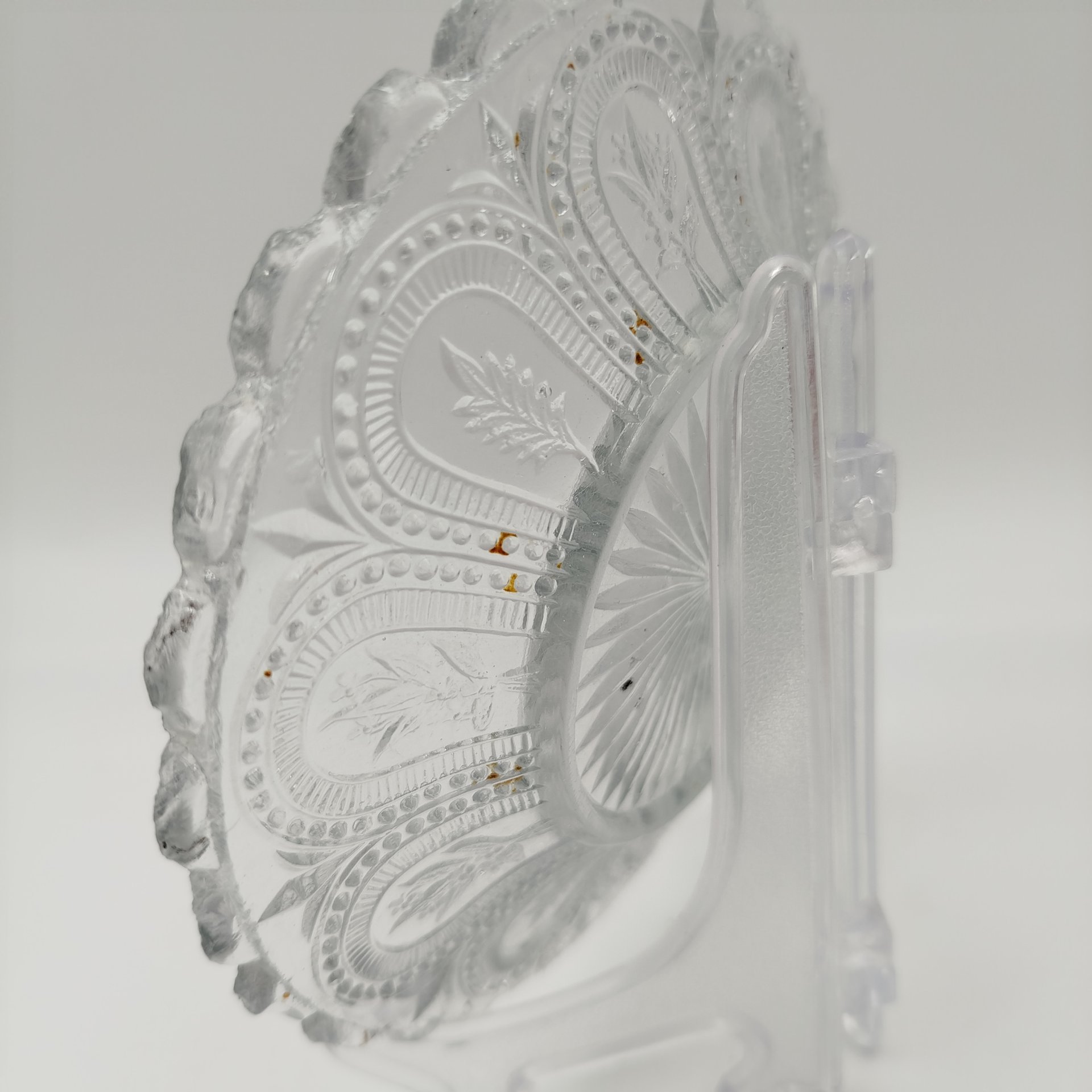 Блюдце с цветочным декором и фестончатым бортом, патентное клеймо (неразборчиво), стекло, пресс, Великобритания, 1842-1883 гг.