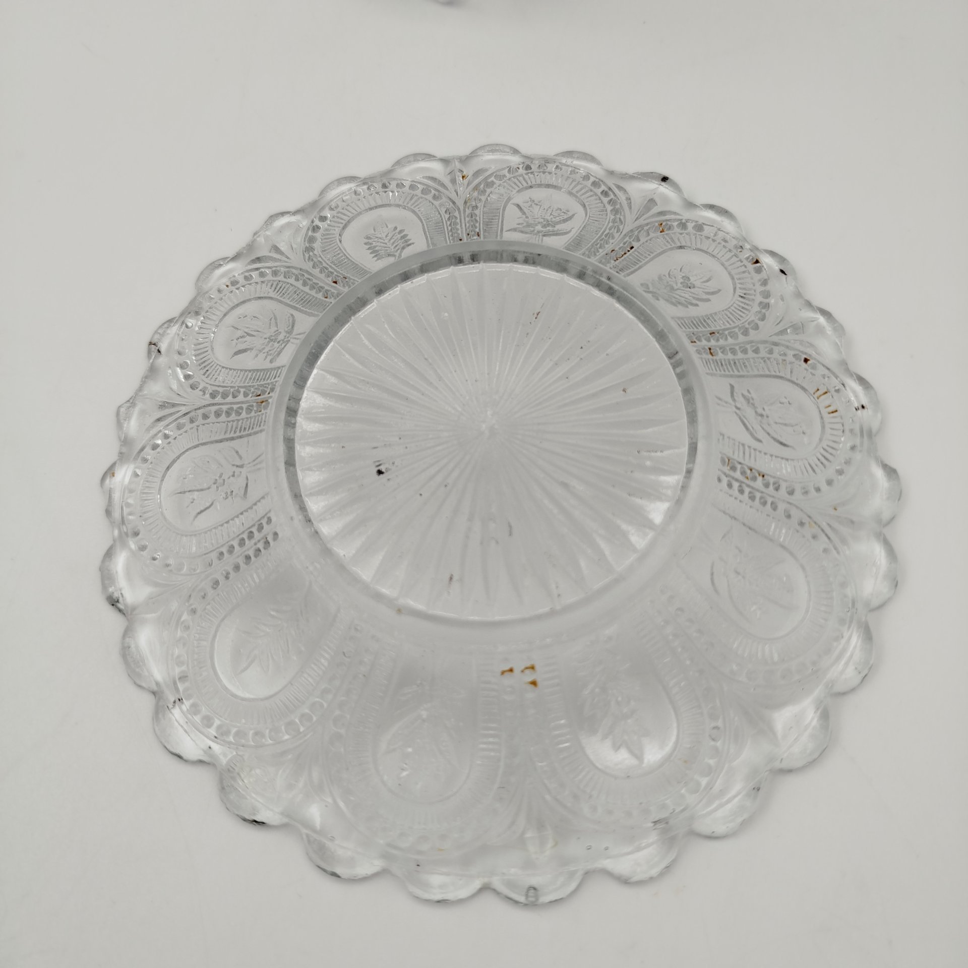 Блюдце с цветочным декором и фестончатым бортом, патентное клеймо (неразборчиво), стекло, пресс, Великобритания, 1842-1883 гг.