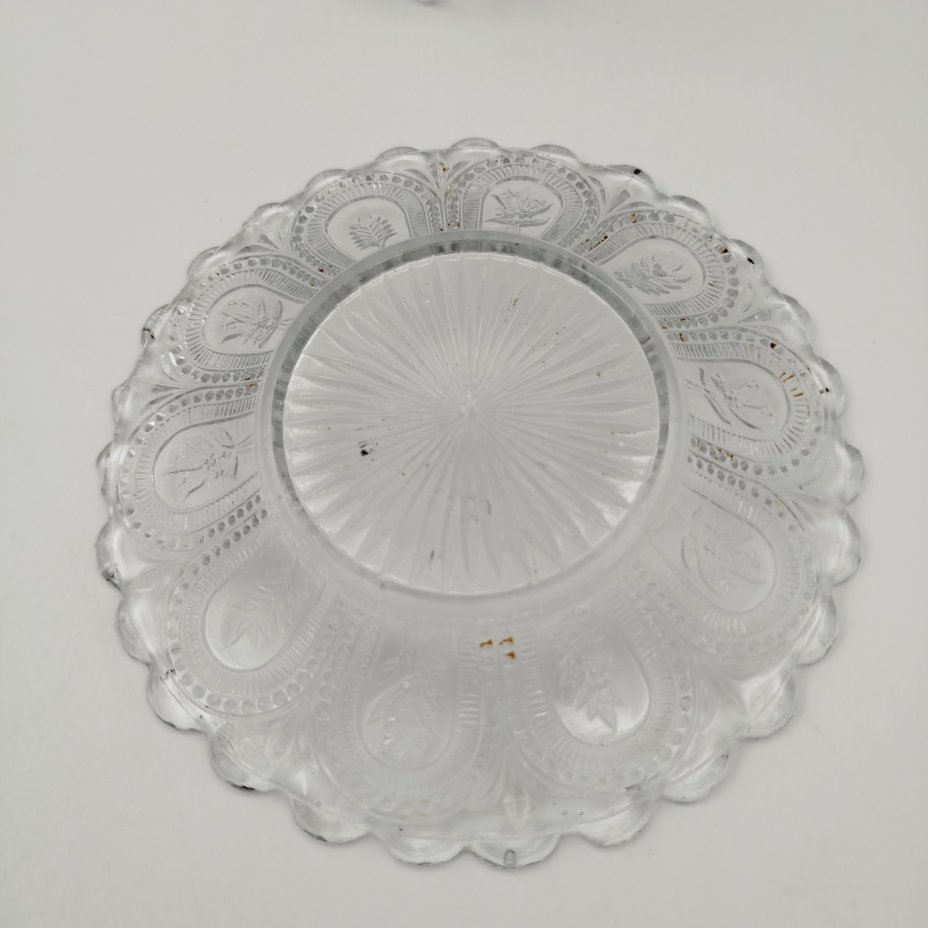 Блюдце с цветочным декором и фестончатым бортом, патентное клеймо (неразборчиво)