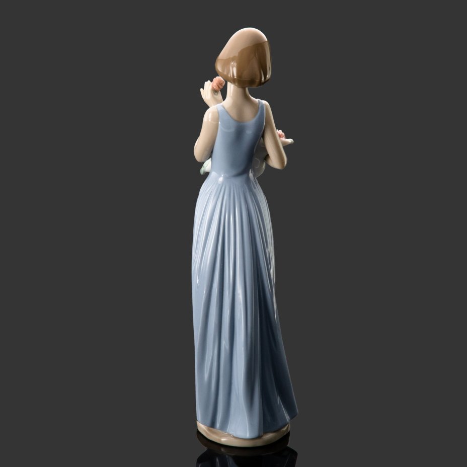 Статуэтка "Девушка с букетом цветов", скульптор Marco Noguerón, фарфор, роспись, NAO Porcelain, NAO Porcelain