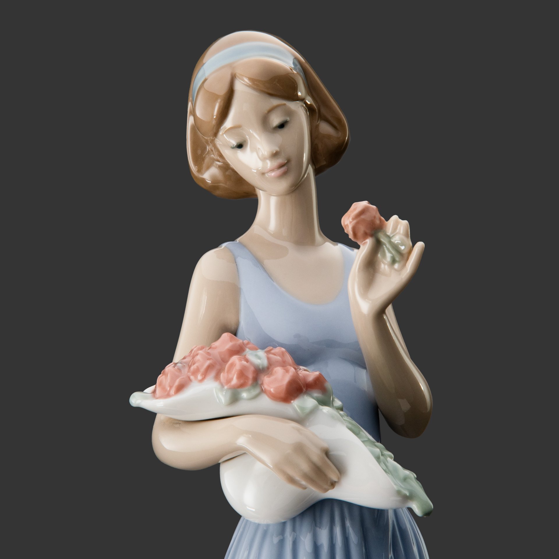 Статуэтка "Девушка с букетом цветов", скульптор Marco Noguerón, фарфор, роспись, NAO Porcelain, NAO Porcelain