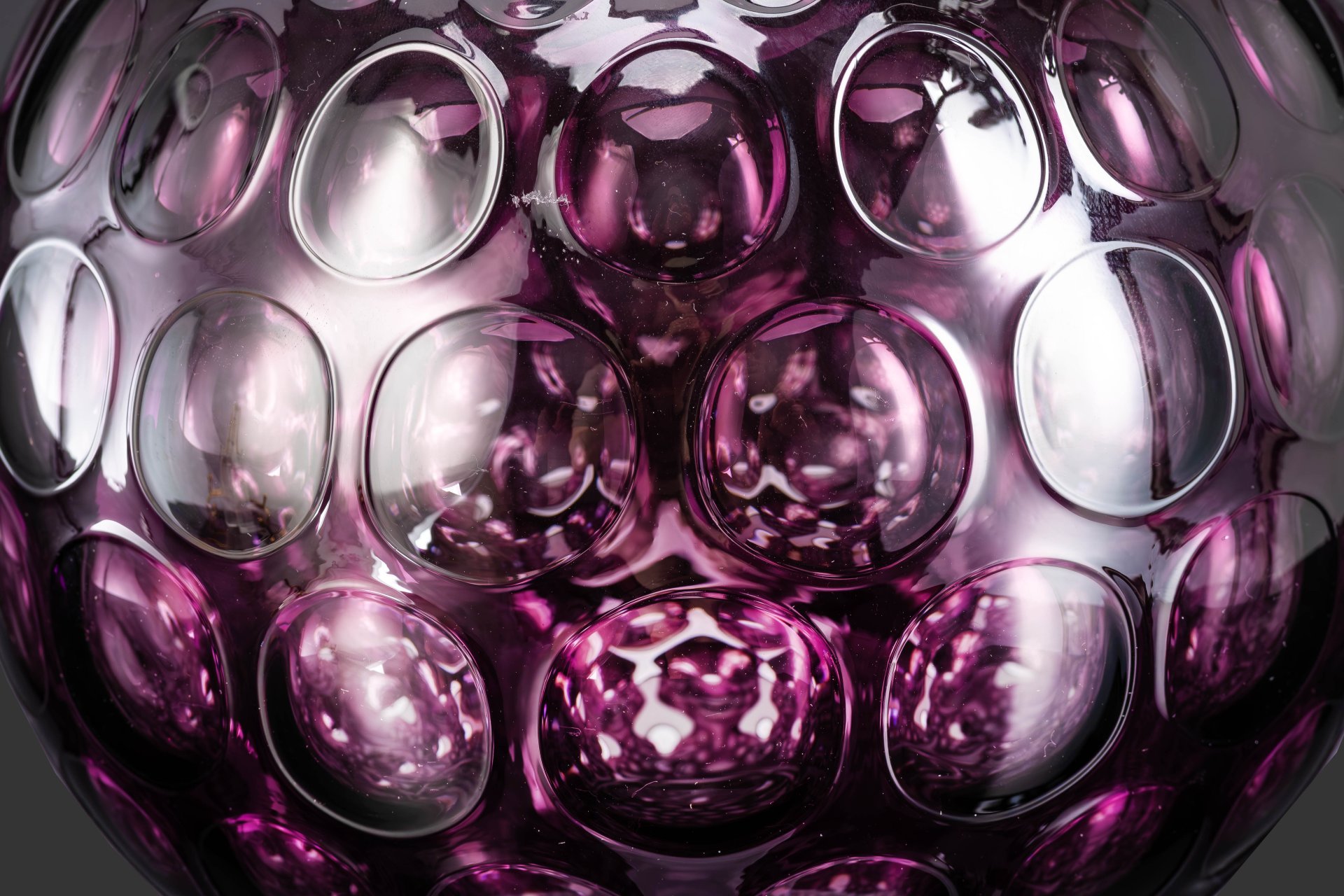 Ваза округлой формы аметистового оттенка с декором в виде линз из коллекции "Nemo", стекло, Egermann, Чехия, 1990-2000 гг.