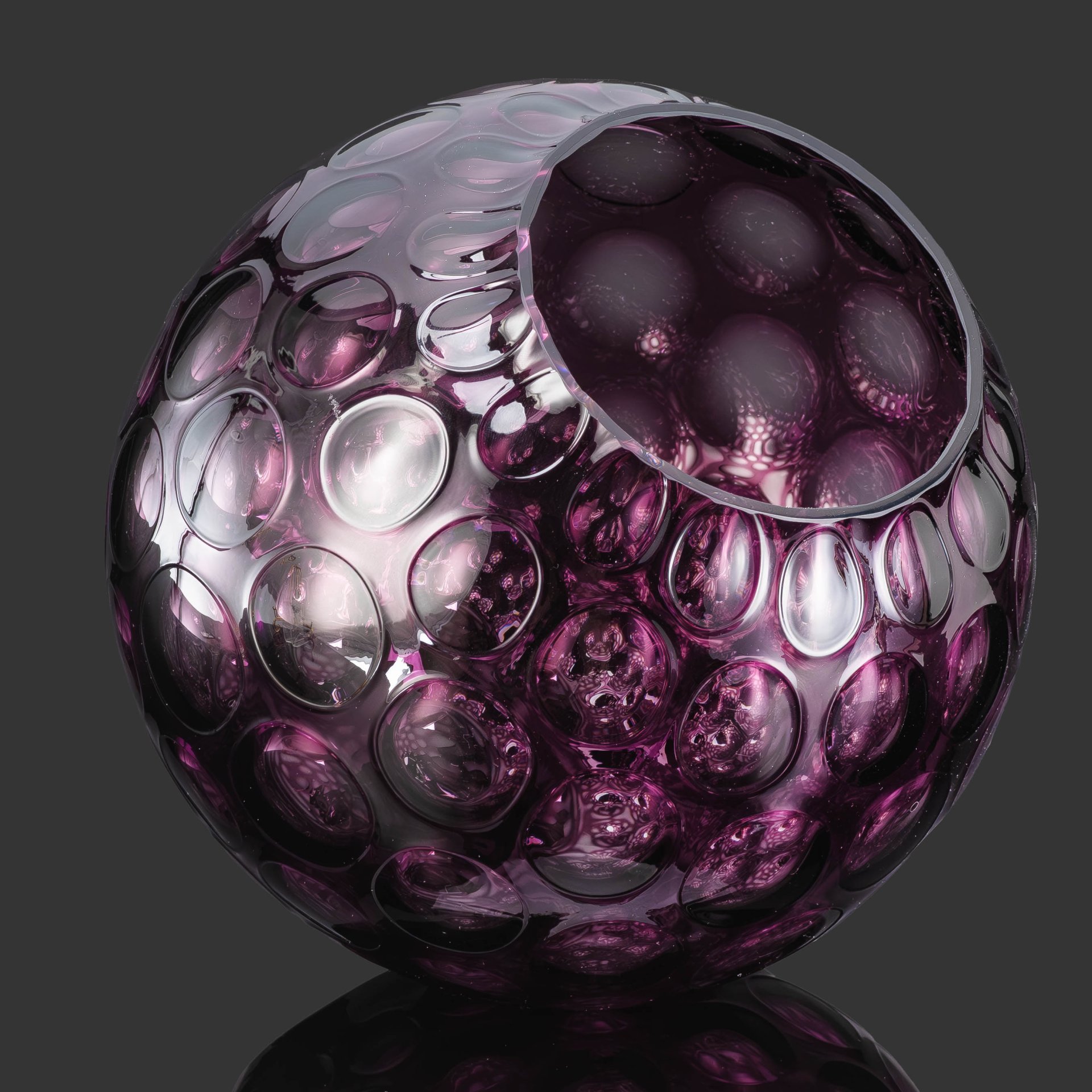 Ваза округлой формы аметистового оттенка с декором в виде линз из коллекции "Nemo", стекло, Egermann, Чехия, 1990-2000 гг.