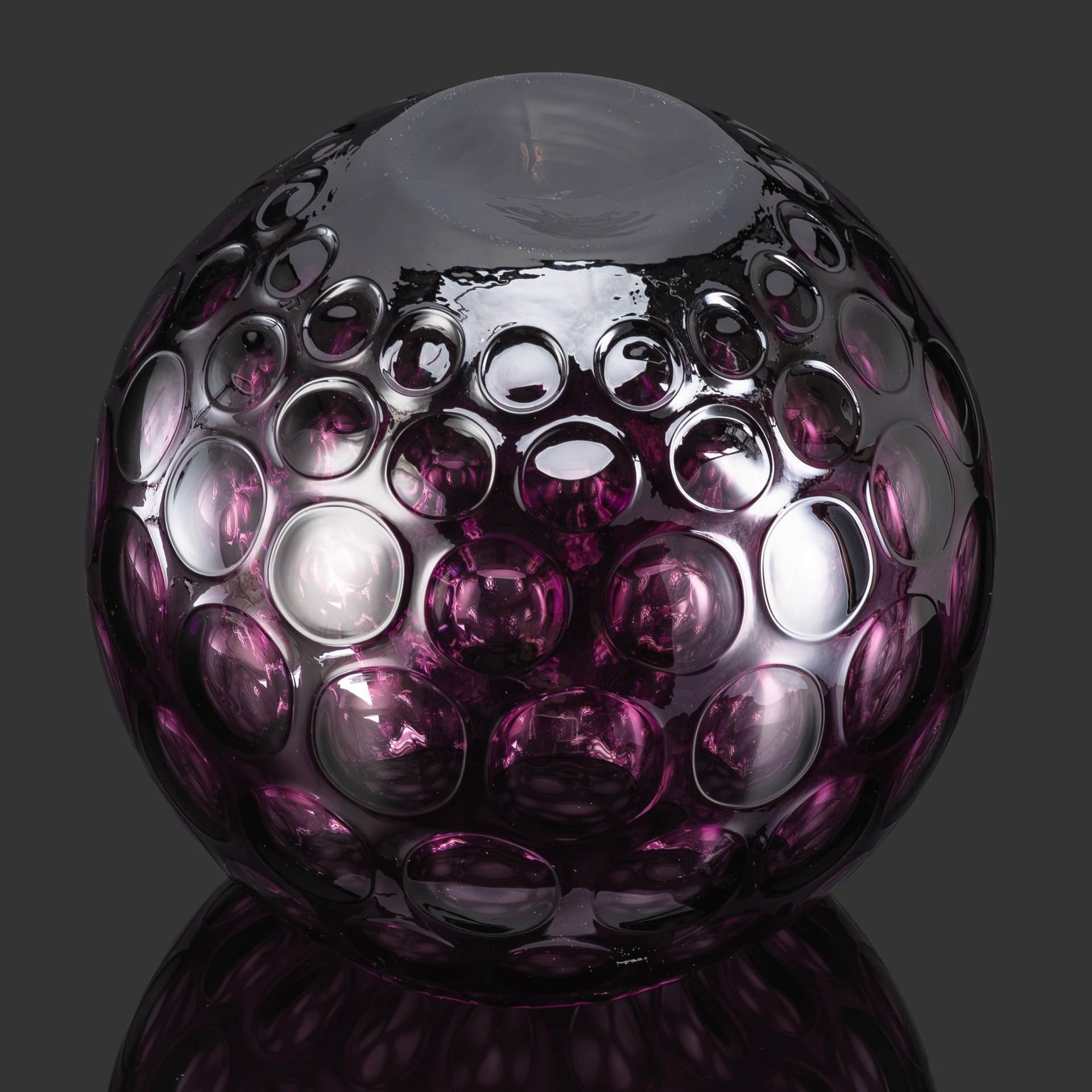 Ваза округлой формы аметистового оттенка с декором в виде линз из коллекции "Nemo", стекло, Egermann, Чехия, 1990-2000 гг.