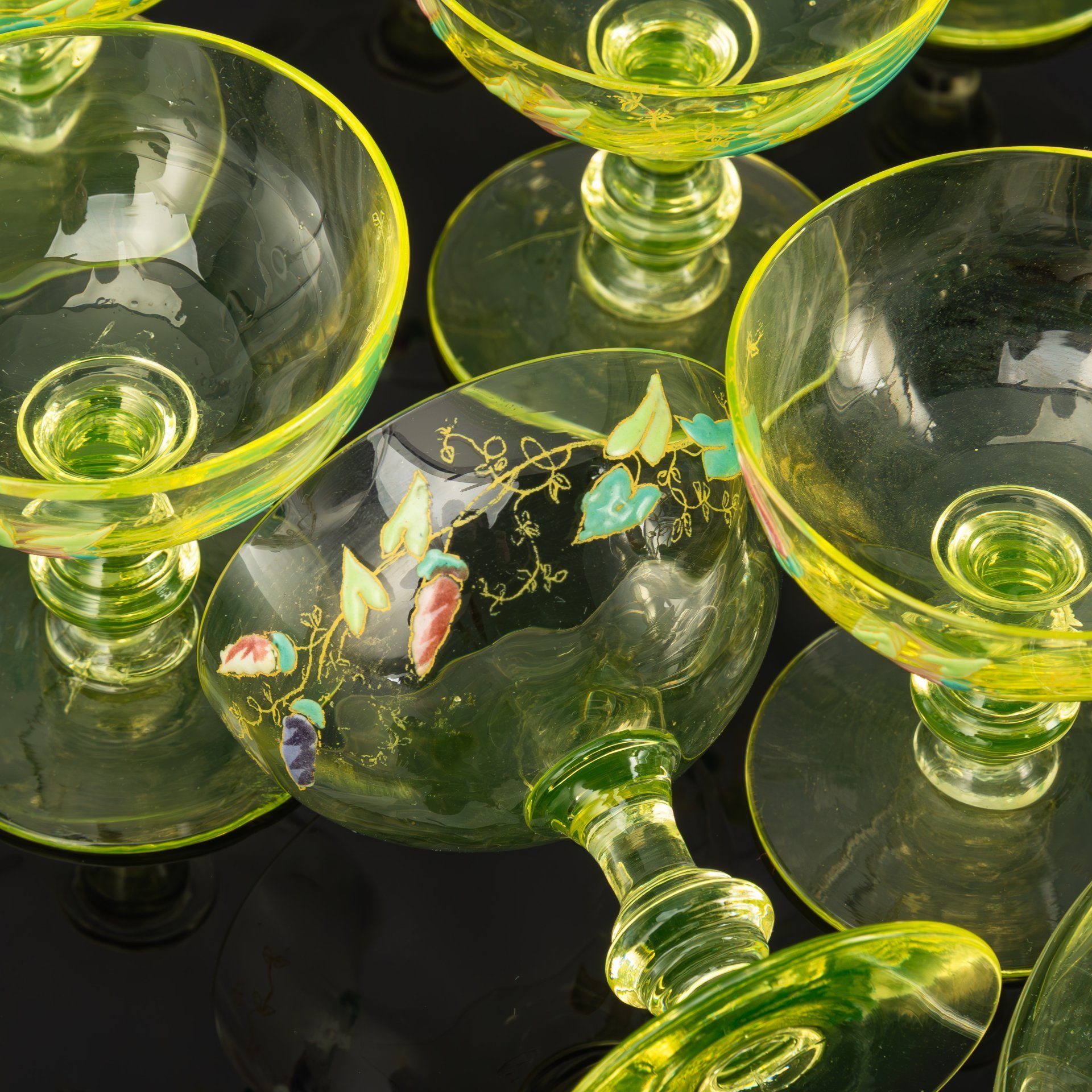 Набор для подачи напитков (пунша, крюшона)  в стиле модерн на 8 персон, украшенный изображением вьюнков, стекло, роспись эмалями, матирование, золочение, Франция, 1900-1920 гг.