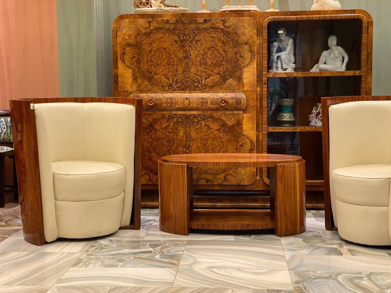 Мебельный гарнитур в стиле ар-деко, состоящий из пары кресел и журнального стола