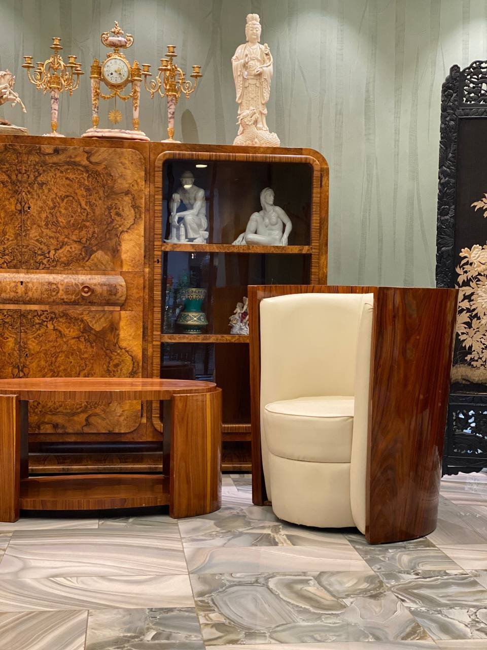 Мебельный гарнитур в стиле ар-деко, состоящий из пары кресел и журнального стола