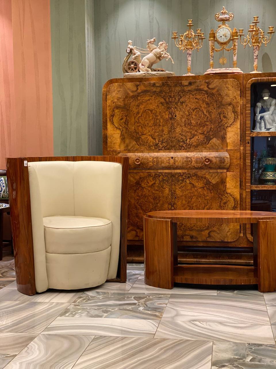 Мебельный гарнитур в стиле ар-деко, состоящий из пары кресел и журнального стола