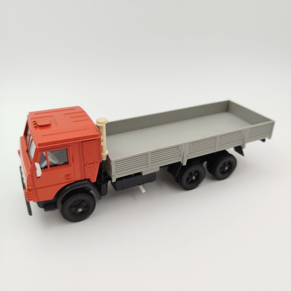 Модель автомобиля "Камаз-5320" (1:43)