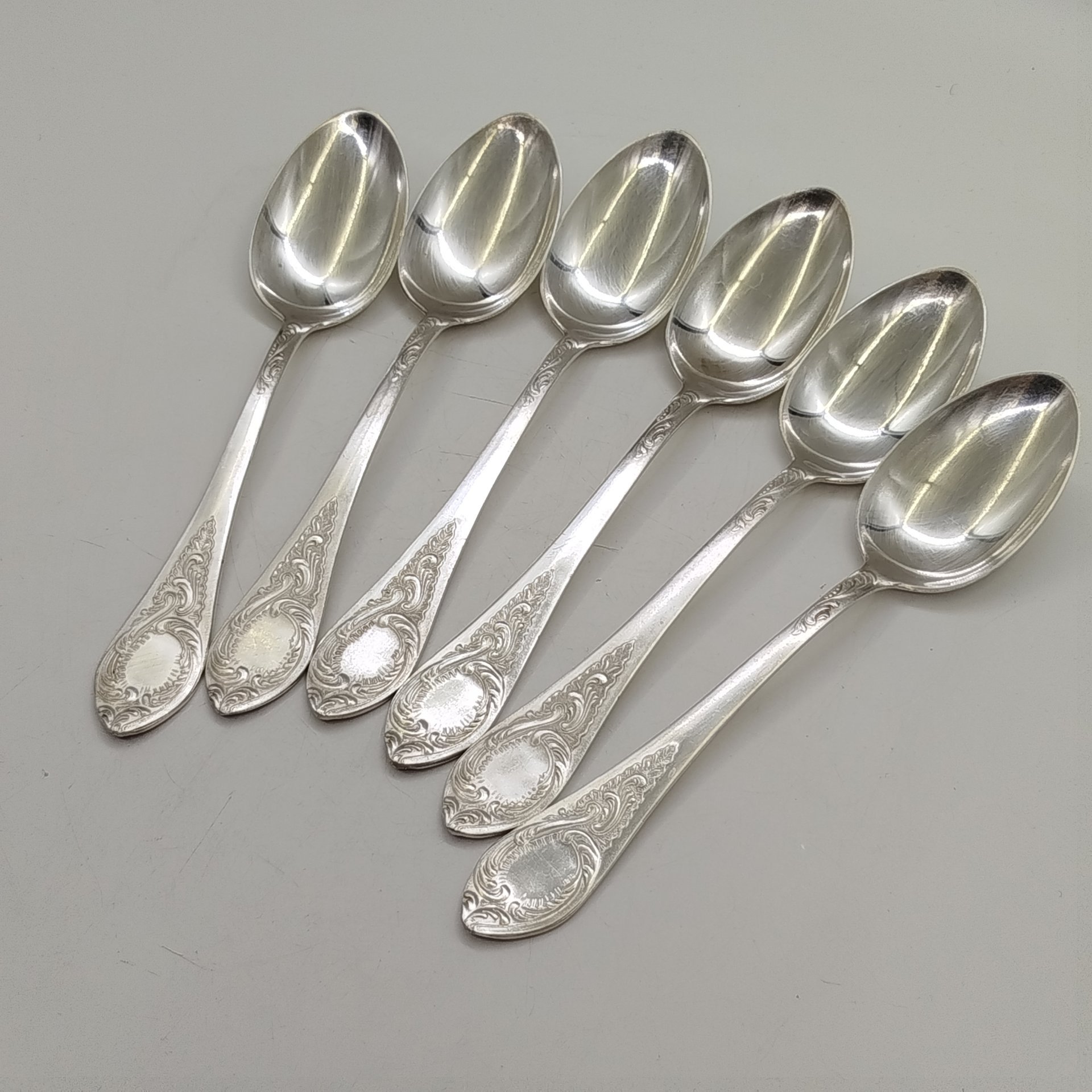 Набор из шести столовых ложек с растительным декором, мНЦ (медь-никель-цинк), Киевский завод столовых приборов и посуды им. Дзержинского (ЗiД, ЗиД), СССР, 1960-1980 гг.