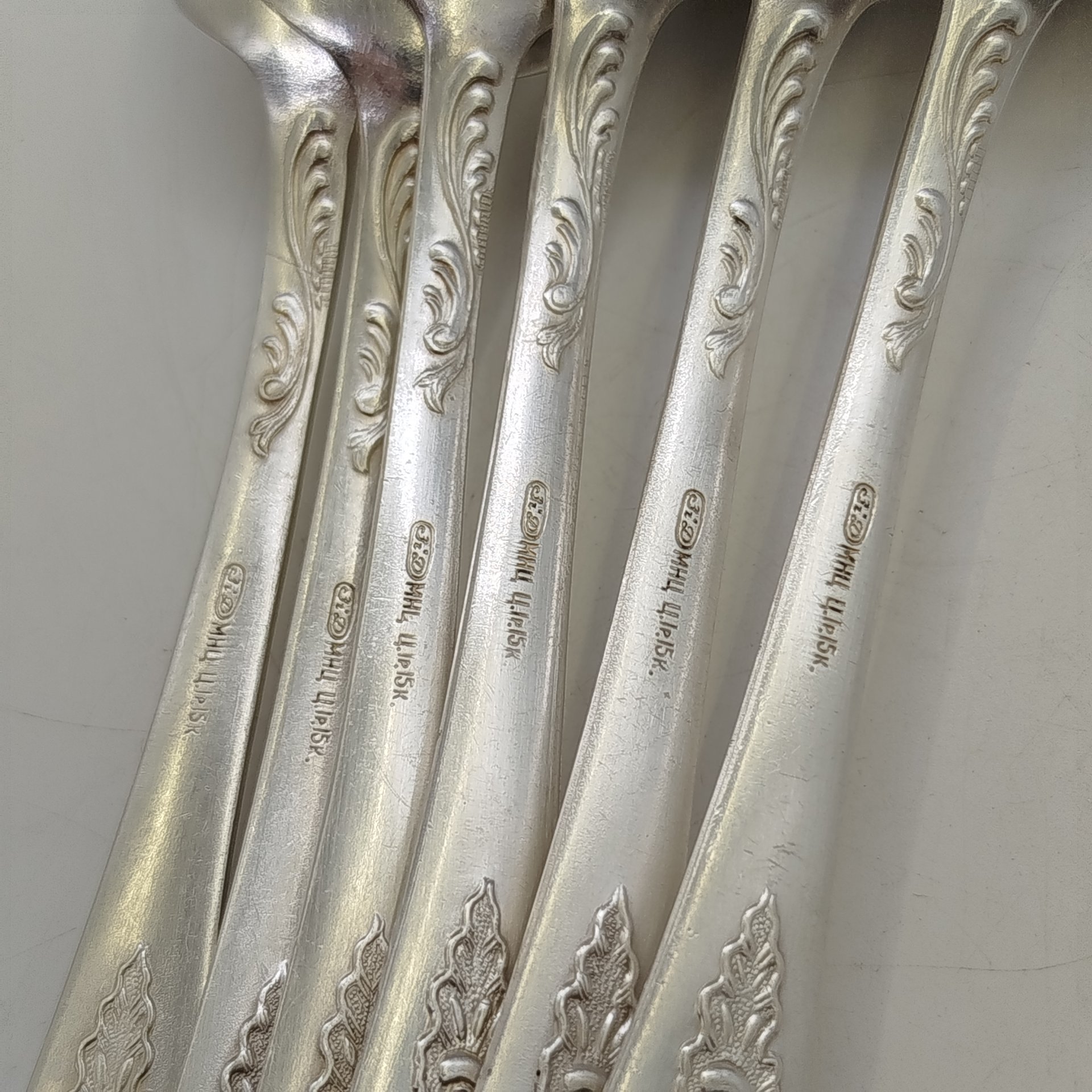 Набор из шести столовых ложек с растительным декором, мНЦ (медь-никель-цинк), Киевский завод столовых приборов и посуды им. Дзержинского (ЗiД, ЗиД), СССР, 1960-1980 гг.