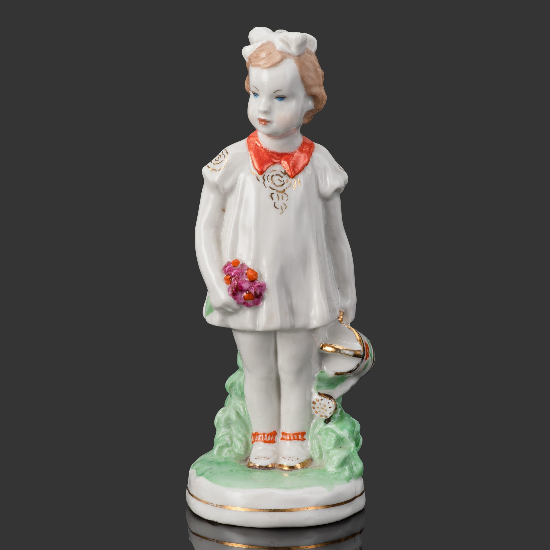 Статуэтка "Девочка с лейкой", автор А.Д. Бржезицкая, фарфор, роспись, золочение, Дулевский фарфоровый завод (Дулёво), СССР, 1953 г.