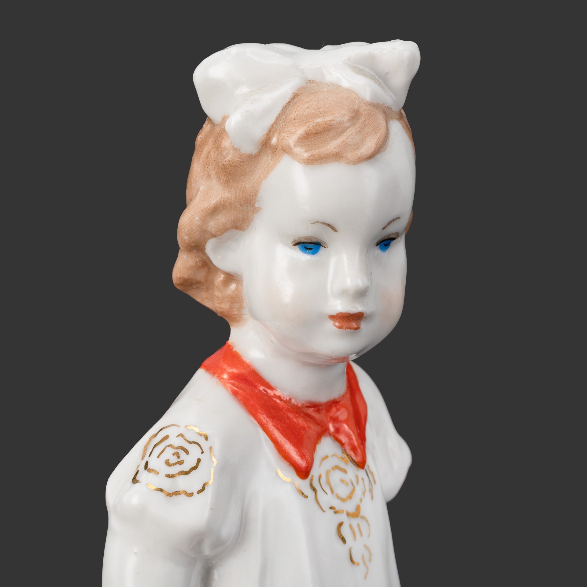 Статуэтка "Девочка с лейкой", автор А.Д. Бржезицкая, фарфор, роспись, золочение, Дулевский фарфоровый завод (Дулёво), СССР, 1953 г.