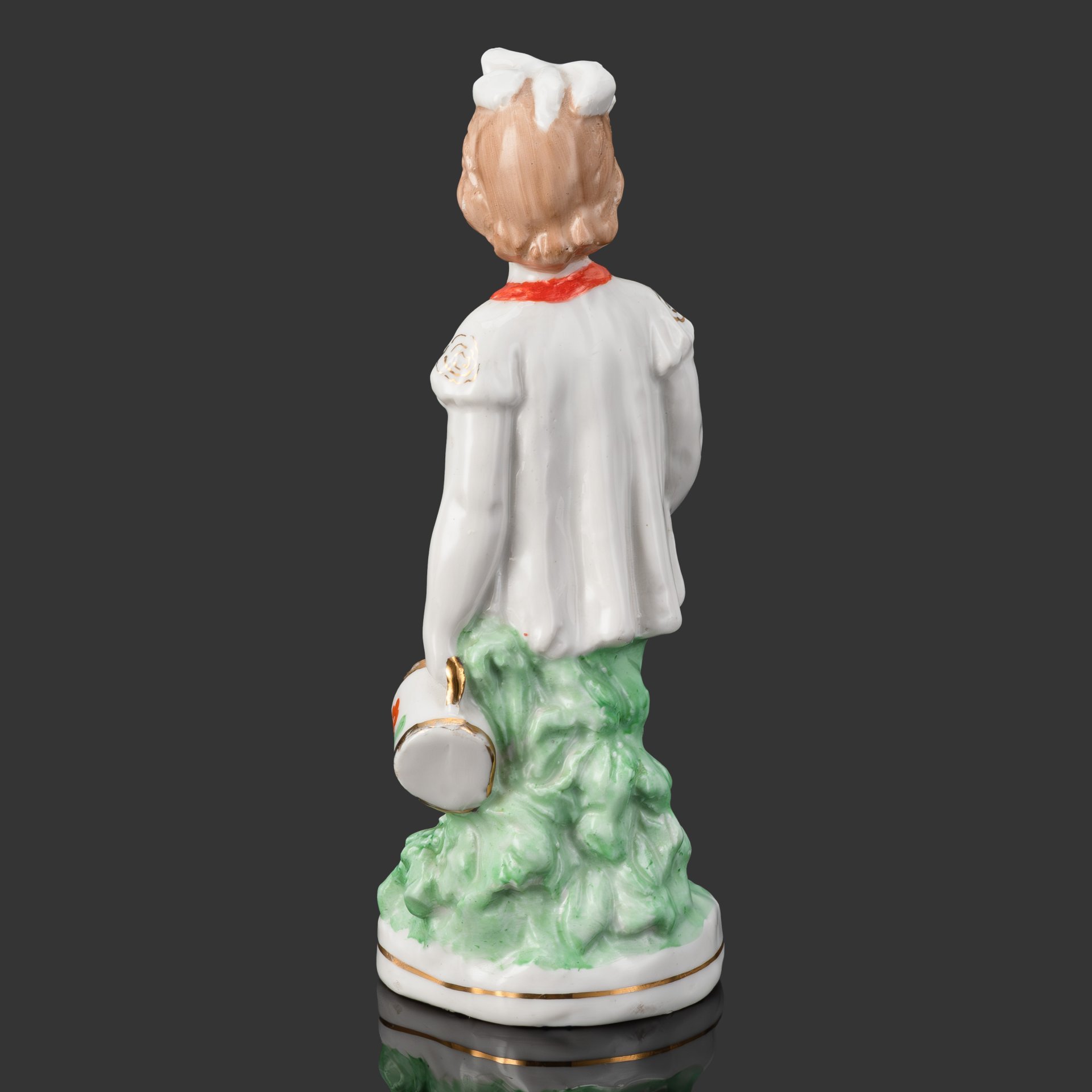 Статуэтка "Девочка с лейкой", автор А.Д. Бржезицкая, фарфор, роспись, золочение, Дулевский фарфоровый завод (Дулёво), СССР, 1953 г.