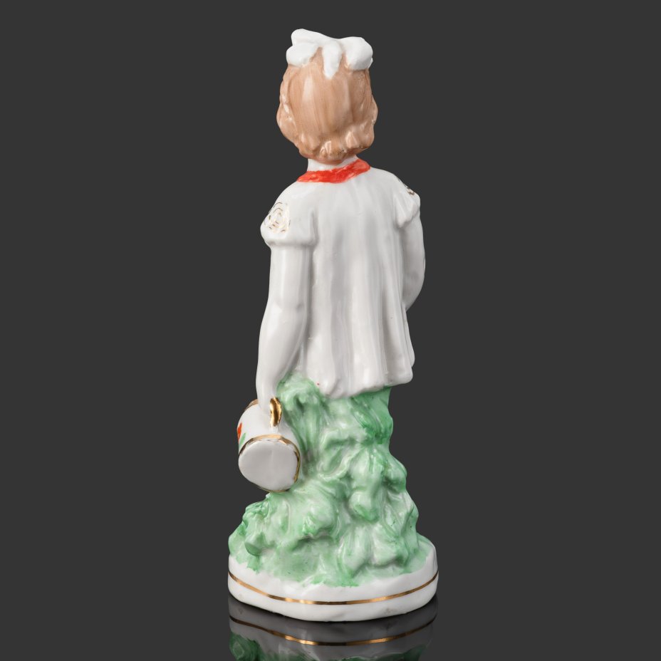 Статуэтка "Девочка с лейкой", автор А.Д. Бржезицкая, фарфор, роспись, золочение, Дулевский фарфоровый завод (Дулёво), СССР, 1953 г.