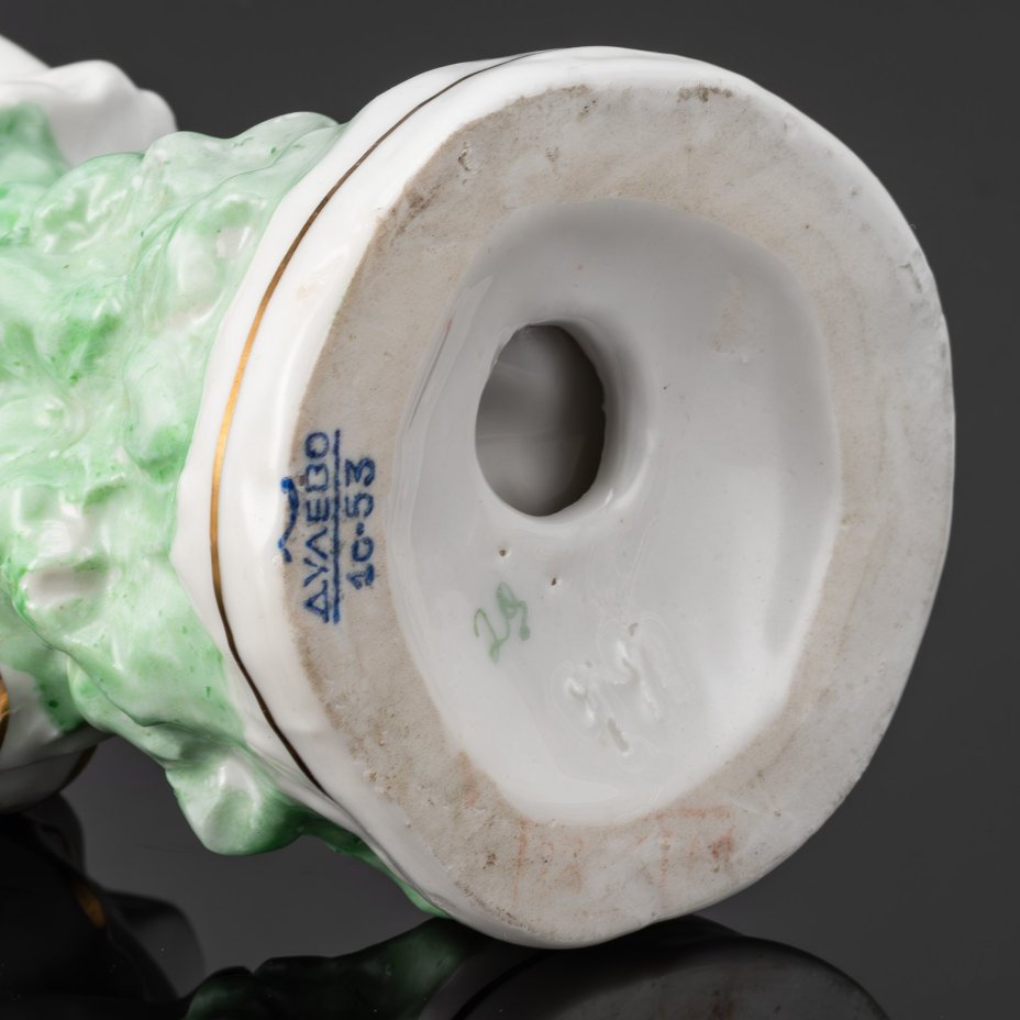 Статуэтка "Девочка с лейкой", автор А.Д. Бржезицкая, фарфор, роспись, золочение, Дулевский фарфоровый завод (Дулёво), СССР, 1953 г.