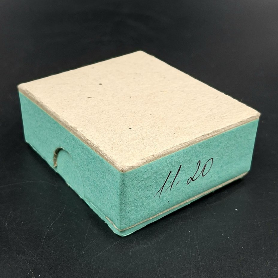 Брошь винтажная "Вишенки" в оригинальной коробке, янтарь, латунь, золочение, картон, Калининградский янтарный комбинат, СССР, 1987-1992 гг.