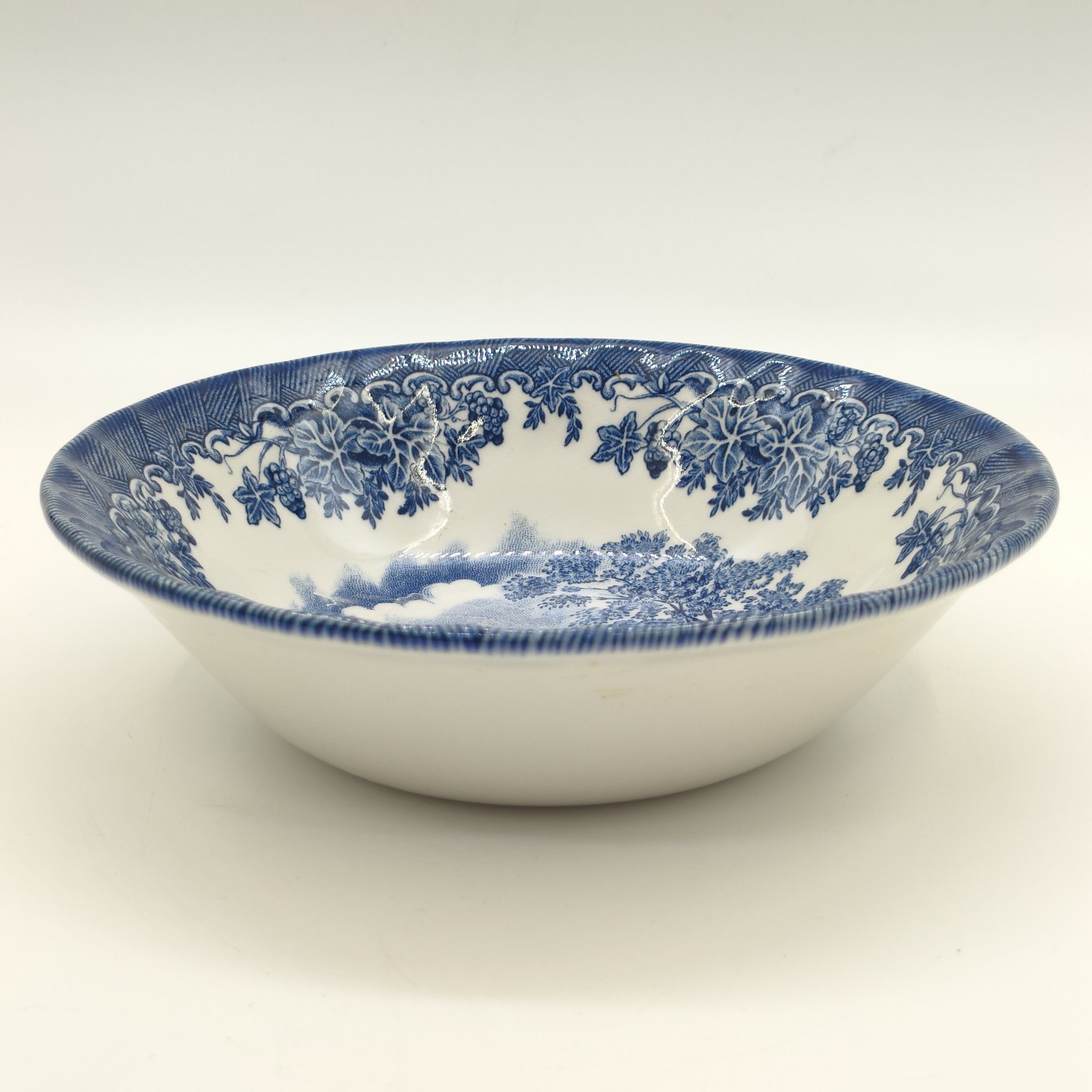 Миска для мюсли, в бело-голубой гамме с изображением пейзажа, Churchill, фаянс, деколь, Великобритания, 2010-2015 гг.