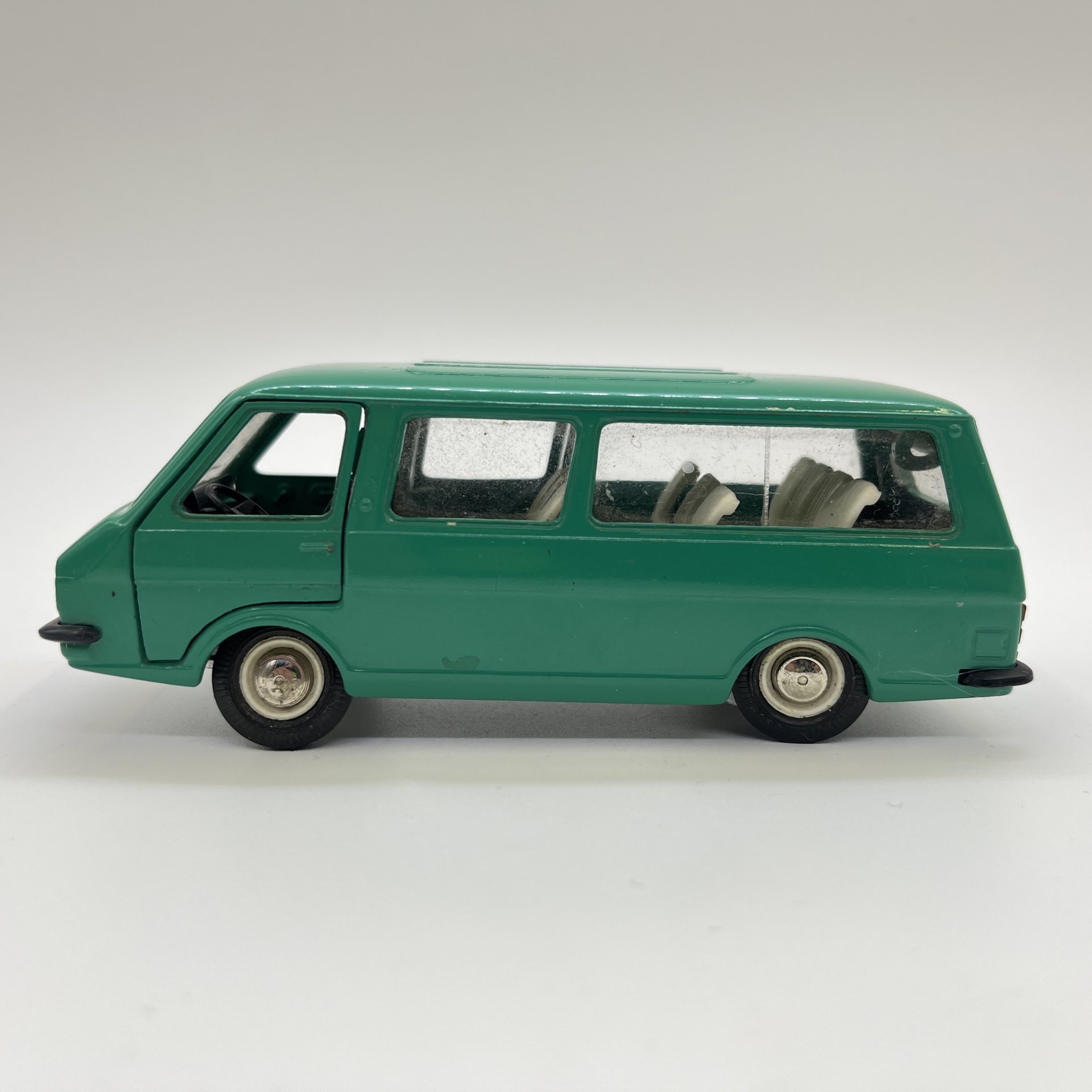 Модель микроавтобуса РАФ-2203 в масштабе 1:43