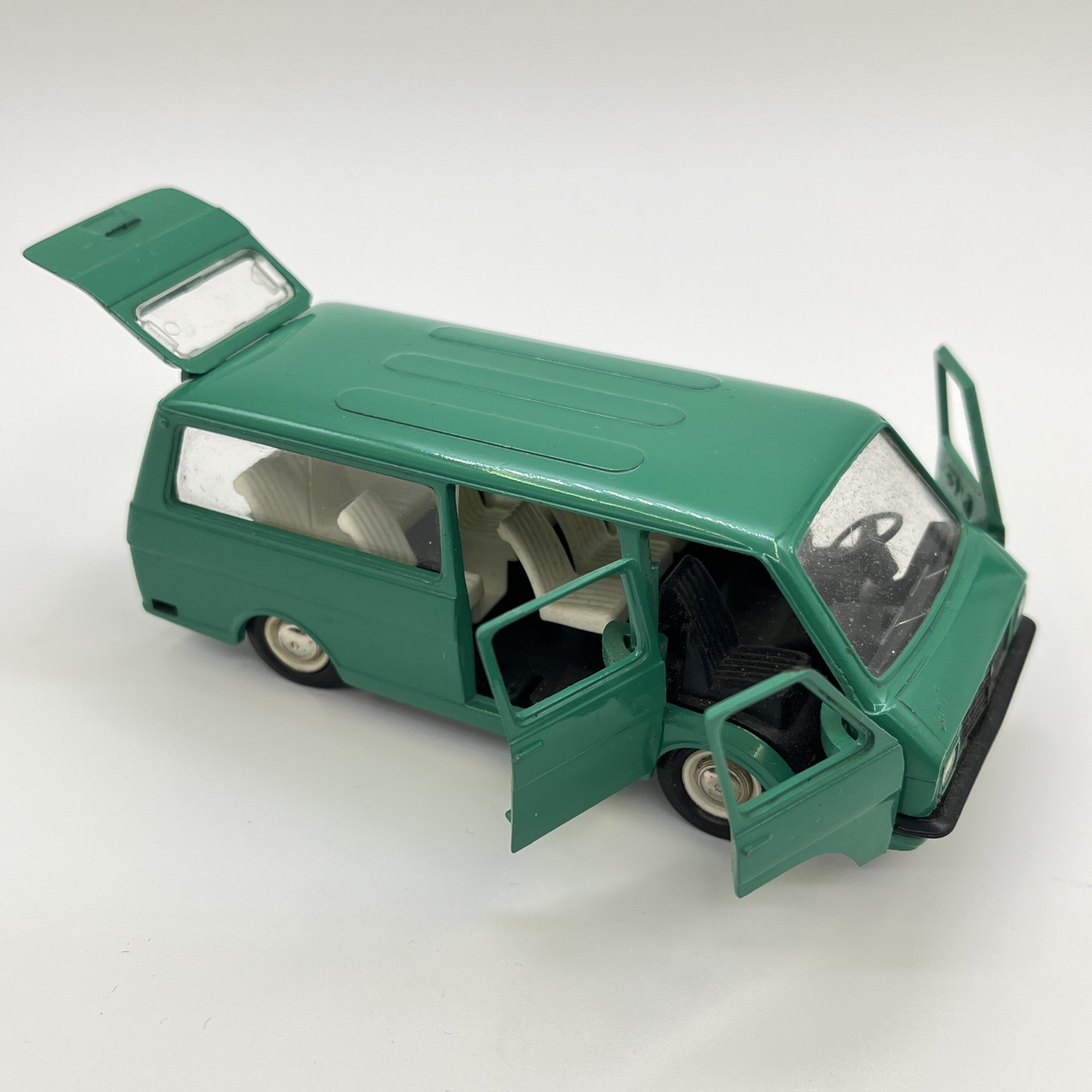 Модель микроавтобуса РАФ-2203 в масштабе 1:43