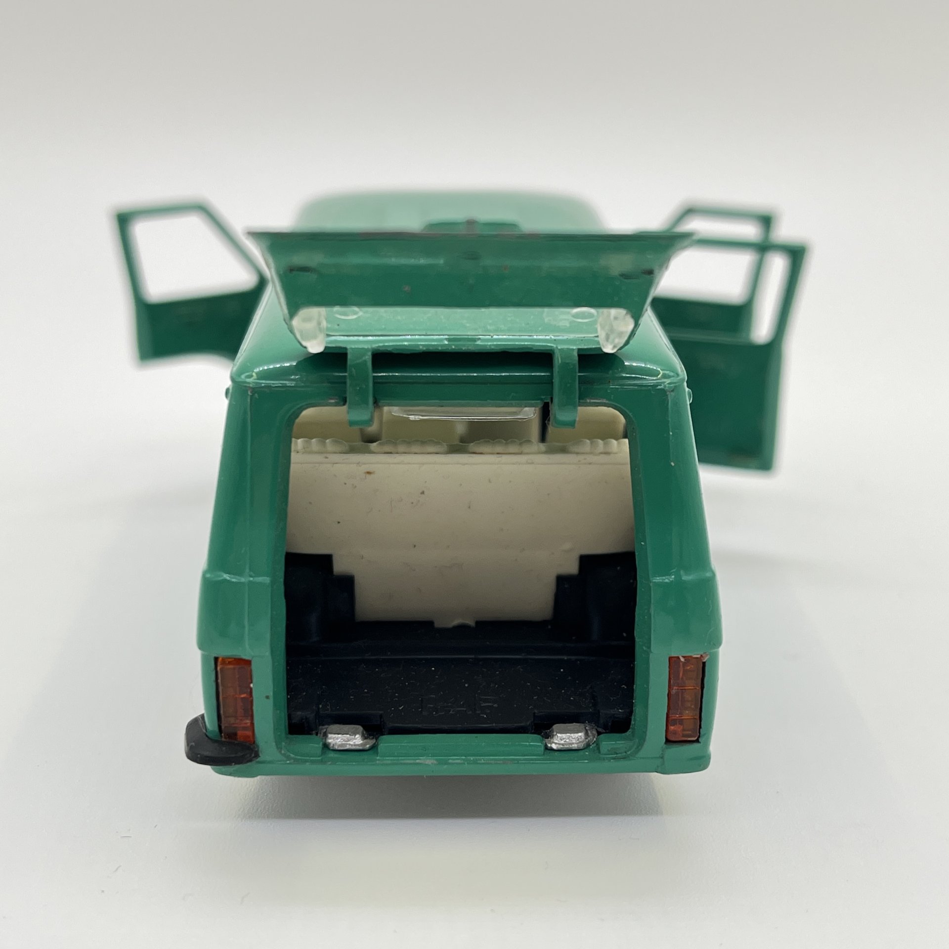 Модель микроавтобуса РАФ-2203 в масштабе 1:43