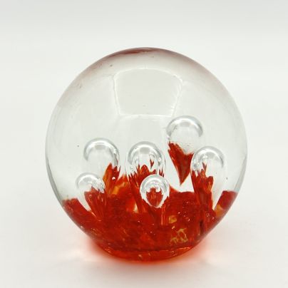 Интерьерная статуэтка, пресс-папье в форме шара с декоративной композицией внутри, цветное стекло
