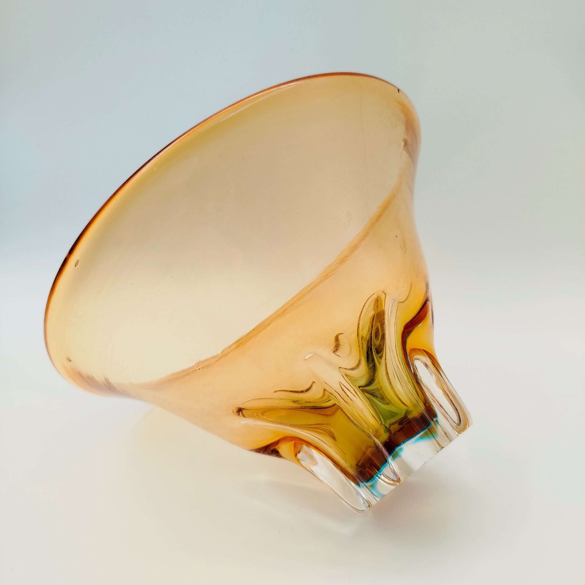 Ваза (конфетница) необычной формы с бирюзовым оттенком, стекло, гутная техника, Чехословакия, 1960-1980 гг.