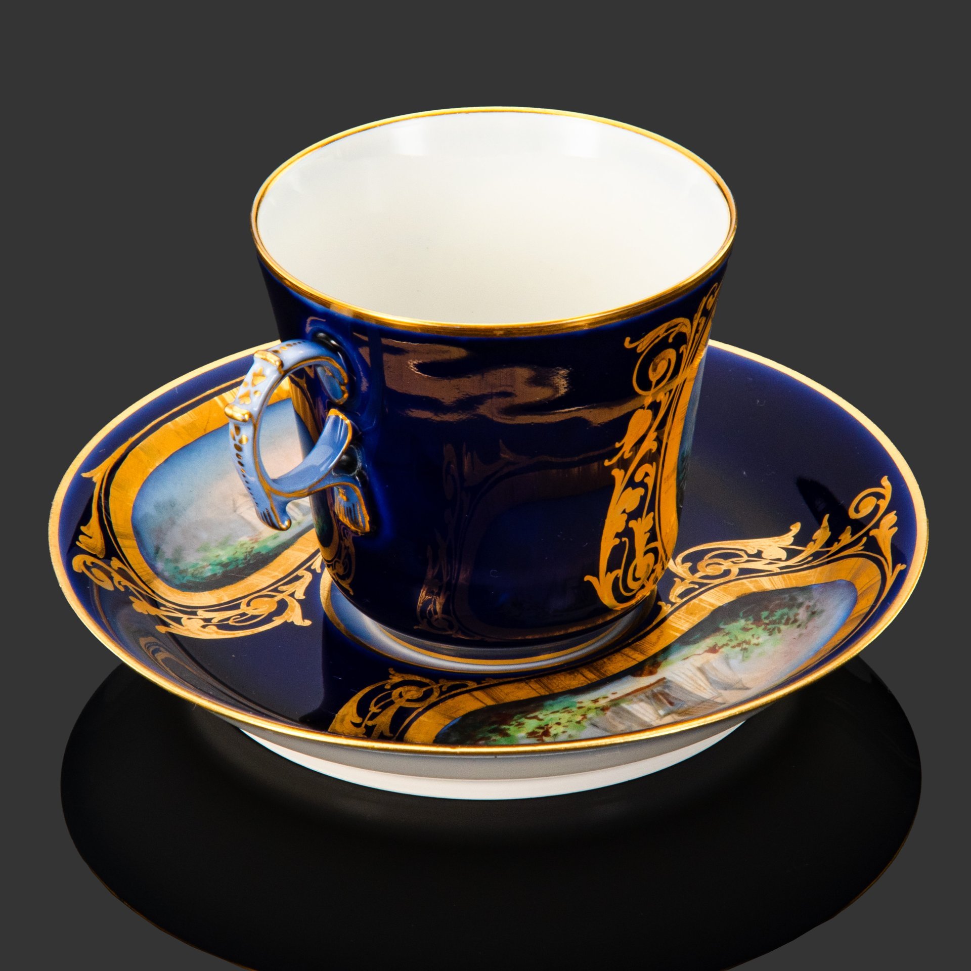 Пара кофейная с батальным сюжетом "Битва при Гинегате" (выполнена для дворца Тюильри "Chateau des Tuileries"), фарфор, крытье кобальтом, золочение, цировка, роспись, Севрская фарфоровая мануфактура (Sevres), Франция, 1844 г.