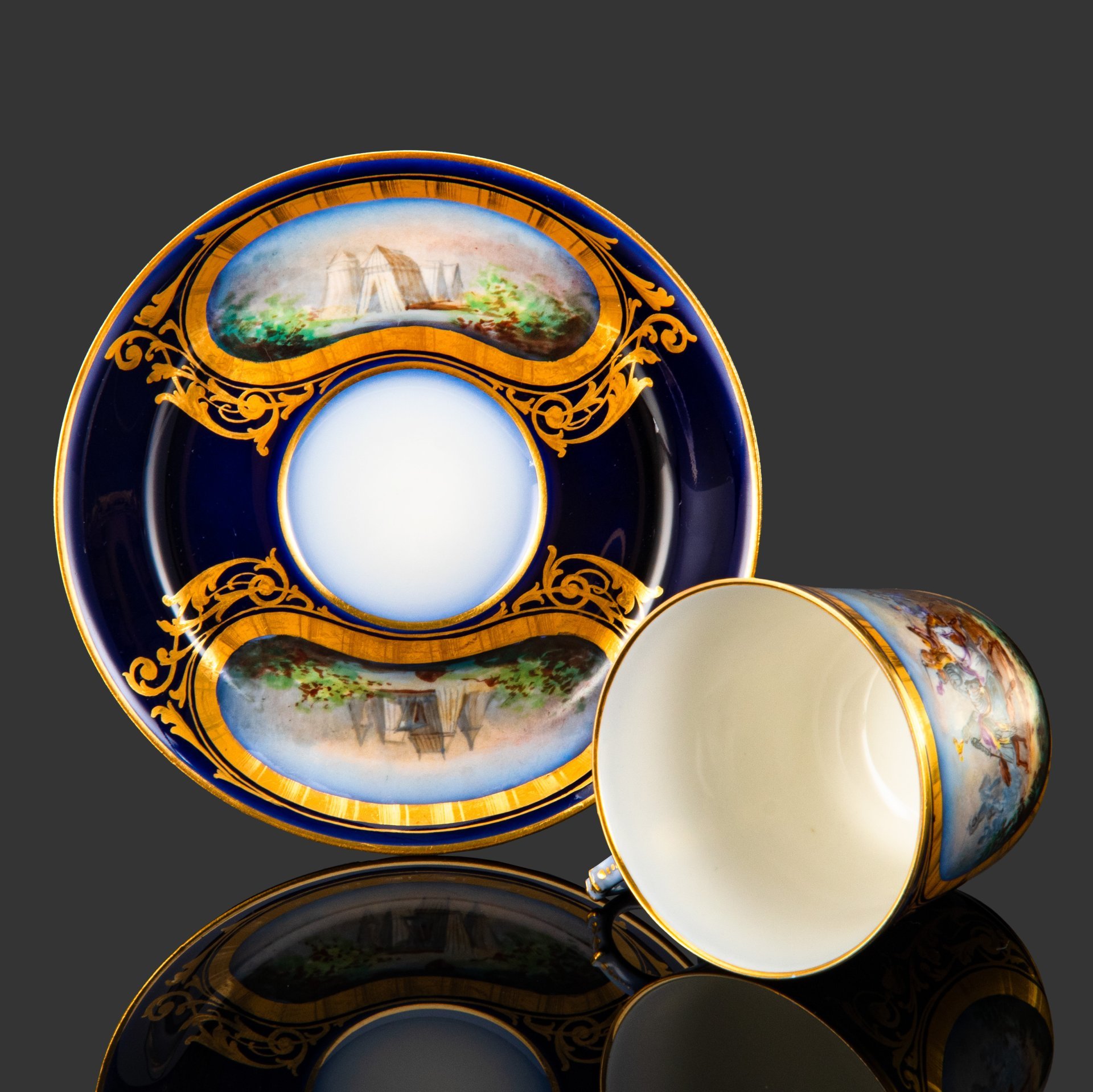 Пара кофейная с батальным сюжетом "Битва при Гинегате" (выполнена для дворца Тюильри "Chateau des Tuileries"), фарфор, крытье кобальтом, золочение, цировка, роспись, Севрская фарфоровая мануфактура (Sevres), Франция, 1844 г.