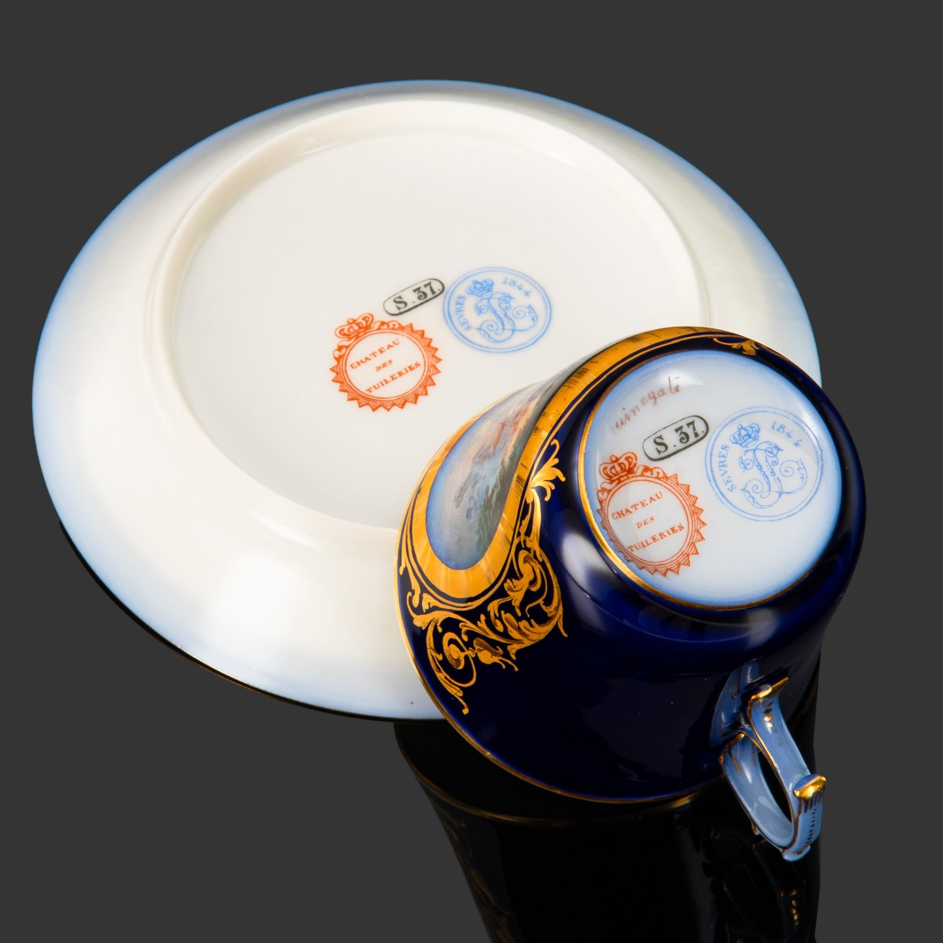 Пара кофейная с батальным сюжетом "Битва при Гинегате" (выполнена для дворца Тюильри "Chateau des Tuileries"), фарфор, крытье кобальтом, золочение, цировка, роспись, Севрская фарфоровая мануфактура (Sevres), Франция, 1844 г.