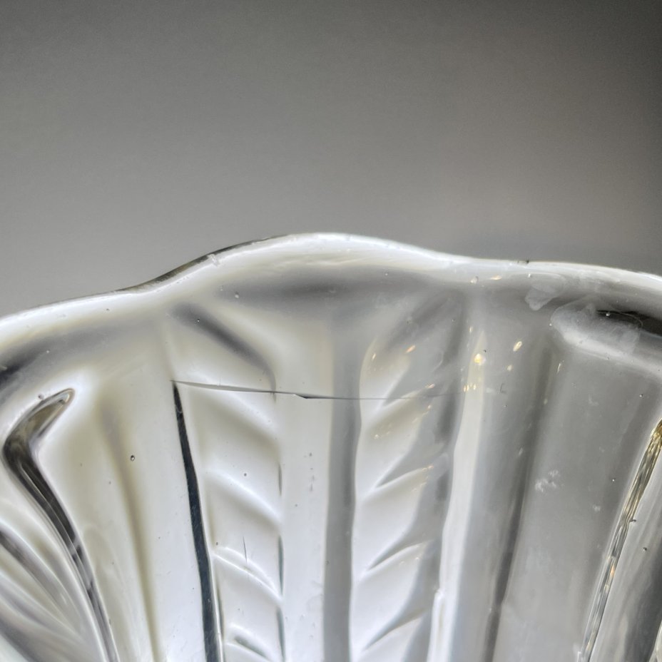 Вазочка для небольшого букета с рельефным декором