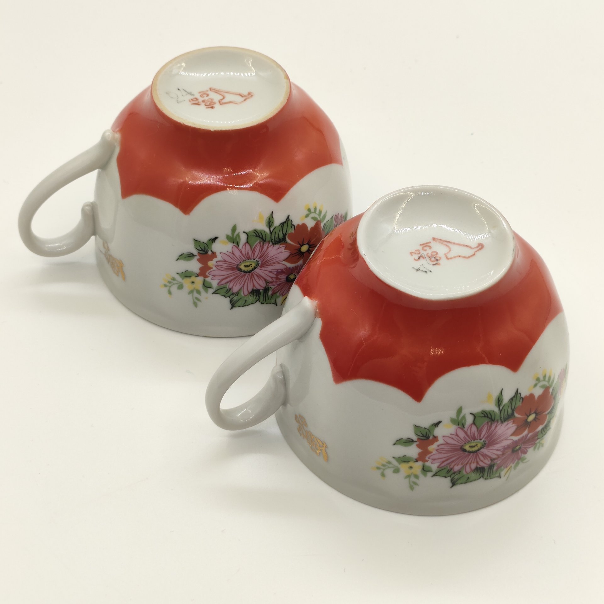 Пара кофейных чашек с цветочным декором, фарфор, крытье, деколь, золочение, Дулевский фарфоровый завод (Дулёво), Российская Федерация, 1999 г.