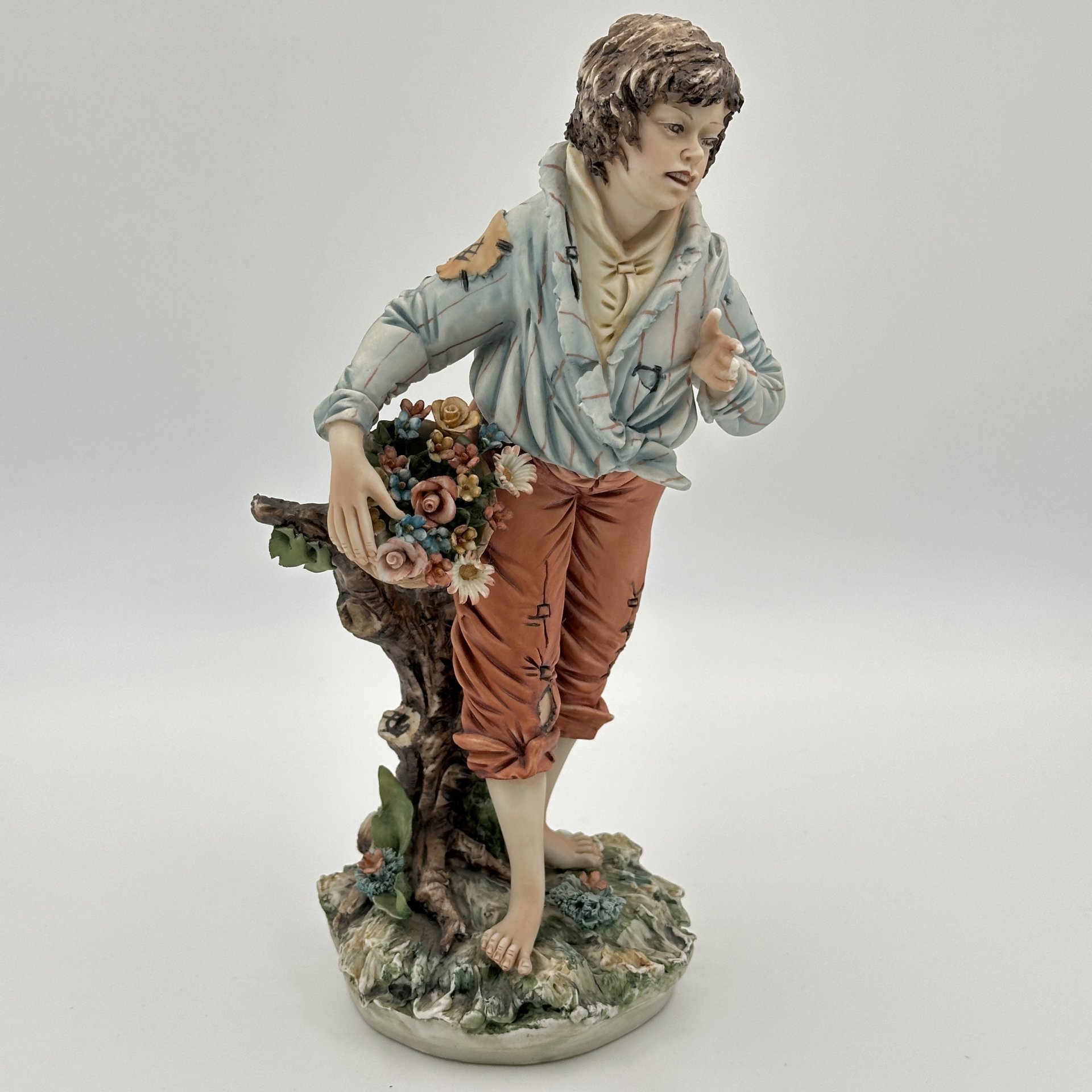 Статуэтка "Юноша с корзиной цветов". В стилистике Capodimonte (Meneghetti)